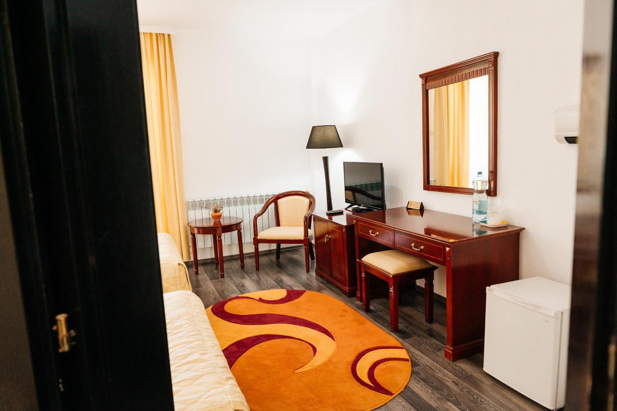 Casa Octavian Hotel Sucevita Exterior photo